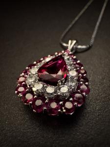 Pendente  con  Rubino  taglio a  goccia  di 2.5 ct.  e  Diamanti  per  1.5  ct.